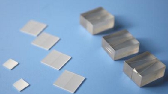 Entdecken Sie die Vielseitigkeit von Strontium-Titanat-SrTiO3-Kristallen, ideal für akademische Forschung und industrielle Innovation